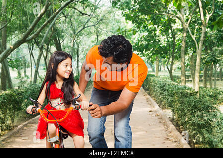 2 Père et fille indienne Kids park Riding Bicycle Banque D'Images