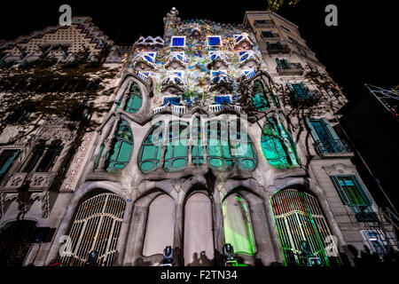 Barcelone, Espagne. September 23rd, 2015 : la magnifique vidéo projection 3d pour célébrer les 10 ans de l'inscription sur la Liste du patrimoine mondial de l'UNESCO dans le cadre de la 'oeuvres d'Antoni Gaudi' à la Casa Batllo, Barcelone, en hommage à la création d'Antoni Gaudi, qui a l'édifice remanié au début du 20ème siècle. Credit : matthi/Alamy Live News Banque D'Images