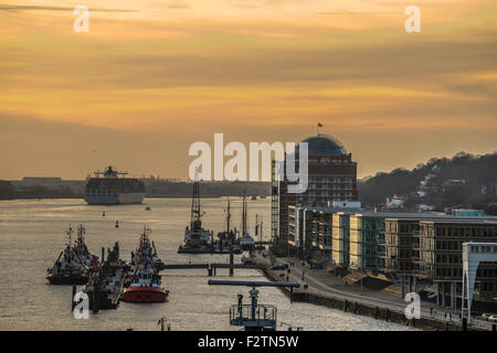 Port avec bateaux pilotes au coucher du soleil, Hambourg, Allemagne Banque D'Images