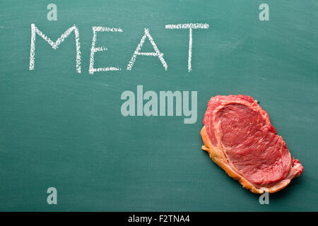 Tartare de boeuf frais on chalkboard Banque D'Images