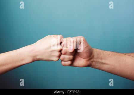 Jeune homme et femme sont fist bumping Banque D'Images