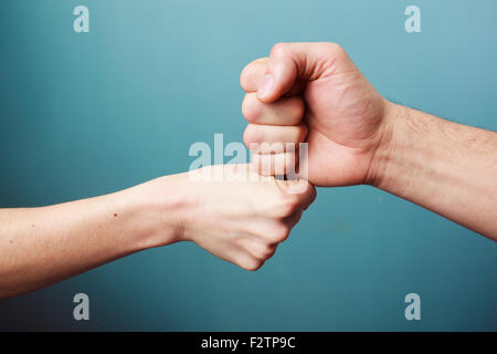 Jeune homme et femme sont fist bumping Banque D'Images