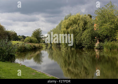 Reflets dans l'eau de l'satill Kennet and Avon Canal à Portdown près de Hungerford sur un jour de fin d'été, Berkshire, Septem Banque D'Images