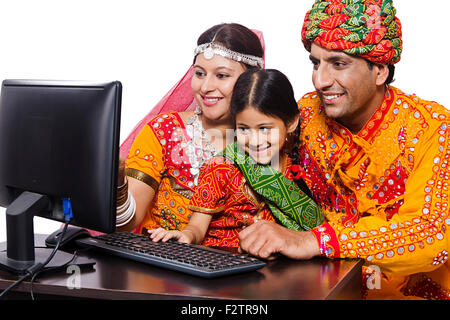 3 Les parents et les villageois du Rajasthan indien fille l'enseignement de l'informatique Banque D'Images