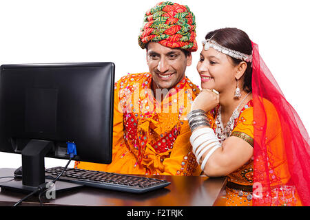 2 Couple marié villageois du Rajasthan indien travail informatique Banque D'Images