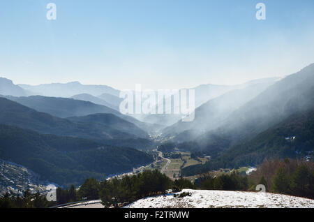 Vallée de Belagua en hiver des Pyrénées navarraises, mist Banque D'Images