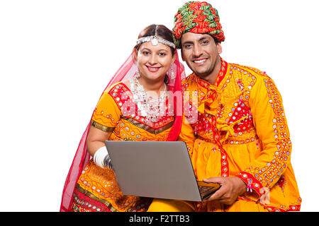 2 Couple marié villageois du Rajasthan indien travaillant pour ordinateur portable Banque D'Images