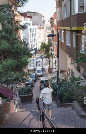 Rues étroites et le stationnement bondé à Istanbul 2015 Banque D'Images