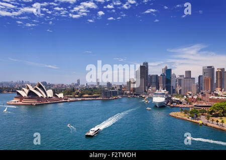 Sites touristiques de la ville de Sydney en Australie par un beau jour ensoleillé de l'été sur le pont du port de ferries et les navires autour de CBD Banque D'Images