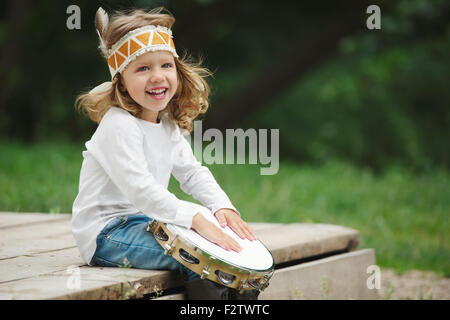 Petite Indienne fille joue le tambourin Banque D'Images
