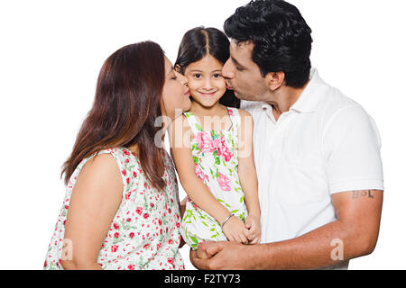 3 Les parents indiens et kid fille Caring Kissing Banque D'Images