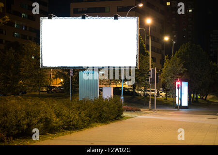 Panneau publicitaire vierge dans la ville la nuit. Banque D'Images