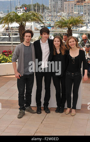 CANNES, FRANCE - 14 MAI 2010 : British étoile Aaron Johnson (à gauche), Matthew Beard, Hannah Murray & Imogen Poots au photocall pour leur nouveau film 'chat' à la 63e Festival de Cannes. Banque D'Images