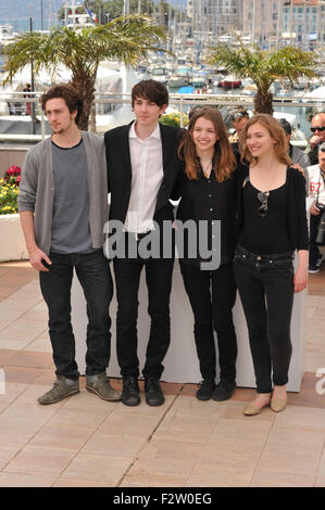 CANNES, FRANCE - 14 MAI 2010 : British étoile Aaron Johnson (à gauche), Matthew Beard, Hannah Murray & Imogen Poots au photocall pour leur nouveau film 'chat' à la 63e Festival de Cannes. Banque D'Images