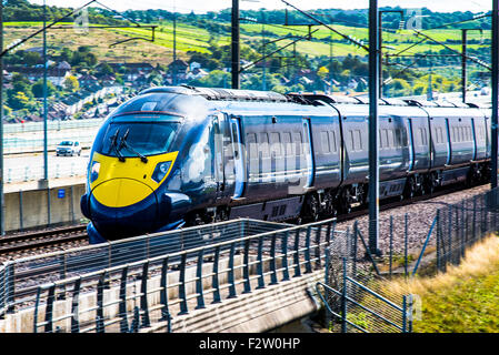 Rivière Medway dans le Kent, UK. 23 Septembre, 2015. Un train à grande vitesse Javelin traversant le viaduc de Medway dans le Kent le 23 sept. La ligne de Folestone à London services domestiques et services Eurostar et actuellement la seule ligne à grande vitesse au Royaume-Uni. Crédit : Paul Martin/Alamy Live News Banque D'Images