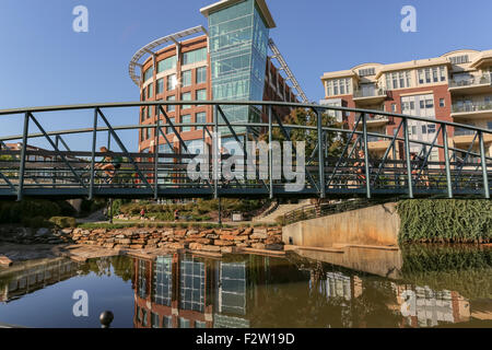 River Place paradigme pont à voie de passage de l'art au cours de la Reedy River dans le centre-ville de Greenville, Caroline du Sud. Banque D'Images