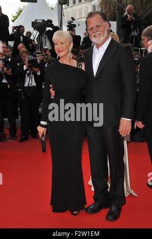 CANNES, FRANCE - 12 MAI 2010 : Dame Helen Mirren & mari Taylor Hackford à la première de 'Robin des Bois' l'ouverture au 63e Festival de Cannes. Banque D'Images