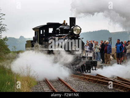 Visiteurs regardant une locomotive à vapeur sur la plate-forme à Torpantau sur la station de chemin de fer de montagne Brecon Banque D'Images