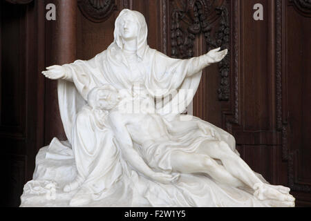 Statue de Maria avec Jésus Christ au Saint Pierre et Saint Paul à Mechelen, Belgique Banque D'Images