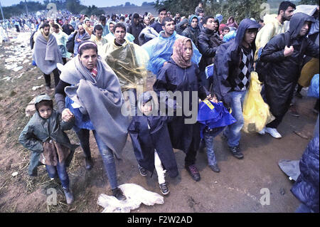 La Hongrie. Sep 23, 2015. L'Europe, la Serbie, Sid, frontière croate serbe de Bapska, 24 septembre 2015 : les vagues de migrants qui traversent la frontière entre la Croatie et la Serbie pendant la nuit et tôt le matin. Après avoir traversé la frontière, ils seront chargés sur des bus pour le camp d'Opatovac refugges en territoire croate. © Danilo Balducci/ZUMA/Alamy Fil Live News Banque D'Images