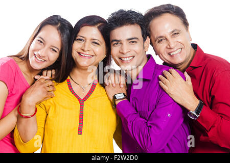 4 Indian family Parents jeune fille et fils debout Banque D'Images