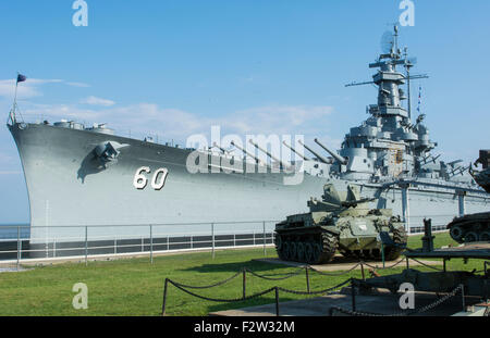 Mobile en Alabama Battleship USS Alabama à partir de la Deuxième Guerre mondiale, avec réservoir à la Battleship Memorial Park Banque D'Images