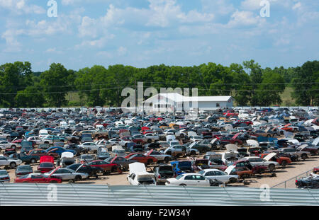 Rangées de vieilles épaves d'automobiles dans la région de parc à ferrailles près de Alexandra Louisiane pièces et des réparations d'automobiles Banque D'Images