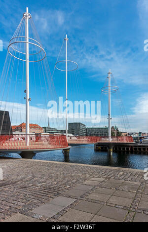 Nouveau passage pour piétons et cyclistes (Cirkelbroen le cercle Bridge) sur Kanal Christianshavn, dans le port de Copenhague Danemark Banque D'Images