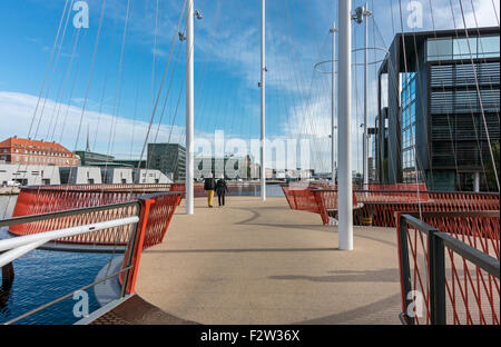 Nouveau passage pour piétons et cyclistes (Cirkelbroen le cercle Bridge) sur Kanal Christianshavn, dans le port de Copenhague Danemark Banque D'Images