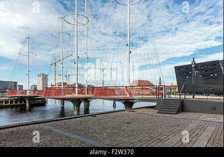 Nouveau passage pour piétons et cyclistes (Cirkelbroen le cercle Bridge) sur Kanal Christianshavn, dans le port de Copenhague Danemark Banque D'Images