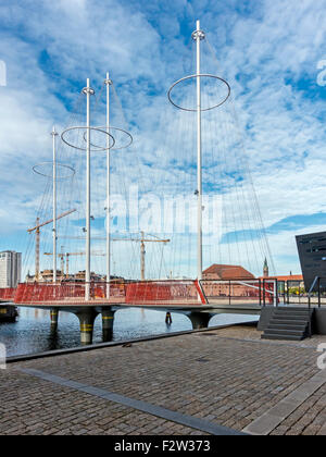 Nouveau passage pour piétons et cyclistes (Cirkelbroen le cercle Bridge) sur Kanal Christianshavn, dans le port de Copenhague Danemark Banque D'Images