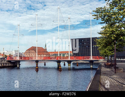 Nouveau passage pour piétons et cyclistes (Cirkelbroen le cercle Bridge) sur Kanal Christianshavn, dans le port de Copenhague Danemark Banque D'Images