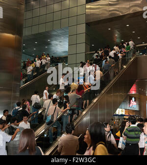 Singapour - Mars 10, 2007 : des inconnus sur l'escalator à Singapour shopping centre om 10 mars 2007, la ville de Singapour est à 6 Banque D'Images