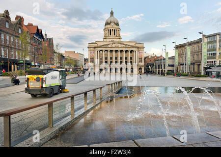 Nottingham Council House et place du Vieux Marché, de la ville de Nottingham, Royaume-Uni, avec de l'eau des fontaines et le nettoyage des rues. Banque D'Images