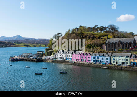 Port de Portree sur l'île de Skye, en Ecosse. Banque D'Images