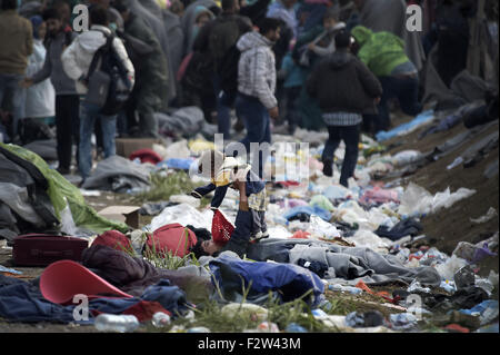 La Hongrie. Sep 23, 2015. L'Europe, la Serbie, Sid, frontière croate serbe de Bapska, 24 septembre 2015 : les vagues de migrants qui traversent la frontière entre la Croatie et la Serbie pendant la nuit et tôt le matin. Après avoir traversé la frontière, ils seront chargés sur des bus pour le camp d'Opatovac refugges en territoire croate. © Danilo Balducci/ZUMA/Alamy Fil Live News Banque D'Images