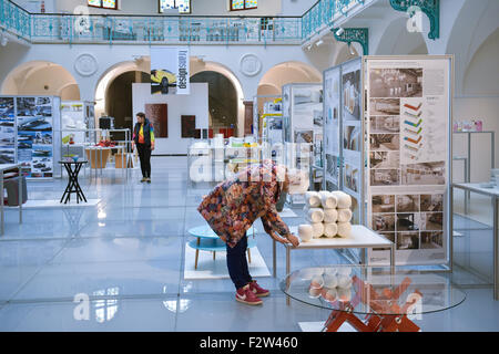 Liberec, République tchèque. Sep 24, 2015. Trandesign, une exposition de l'art polonais contemporain, commence dans la région de Liberec et Galerie Musée de la Bohême du nord de Liberec, République tchèque, le 24 septembre, 2015. L'exposition présente des œuvres par les enseignants et les étudiants de l'Eugeniusz Geppert Académie des beaux-arts de Wroclaw. Étudiant imagée Kalina Bankova. ( © Radek Petrasek/CTK Photo/Alamy Live News Banque D'Images