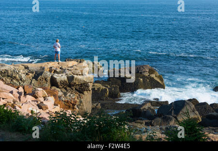 L'Acadia National Park près de Bar Harbor Maine roches avec des touristes à Thunder Hole park vous détendre l'été Banque D'Images