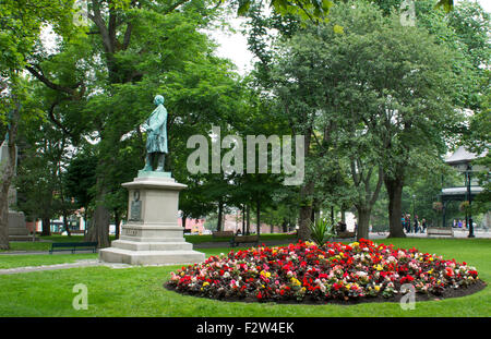 Canada Saint John New Brunswick Kings Square avec fleurs et Sir Samuel Leonard Tilley statue et relaxant dans les sections locales de pois tranquille Banque D'Images