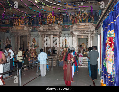 Singapour,- le 10 mars 2007 : les personnes bénéficiant de l'intérieur Kaliamman Temple à Singapour le 10 mars 2007, ce temple est le plus grand h Banque D'Images