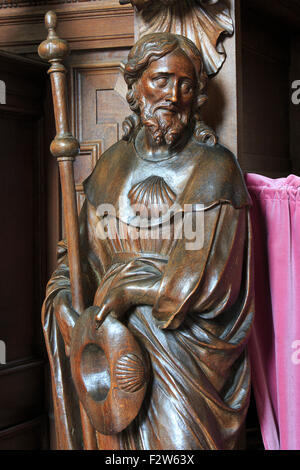 Bois sculpté statue de Saint Jacob à l'extérieur d'un confessionnal fort de l'église Saint John's à Mechelen, Belgique Banque D'Images