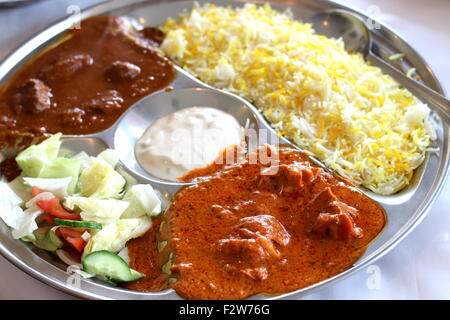 Thali déjeuner dans un plateau en aluminium Banque D'Images