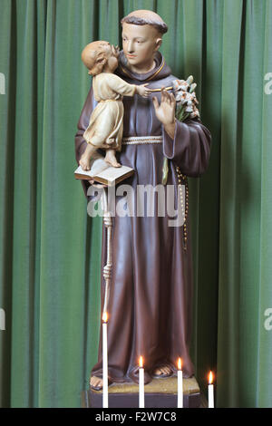 Statue de Saint Antoine tenant l'enfant Jésus à l'église Saint John's à Mechelen, Belgique Banque D'Images