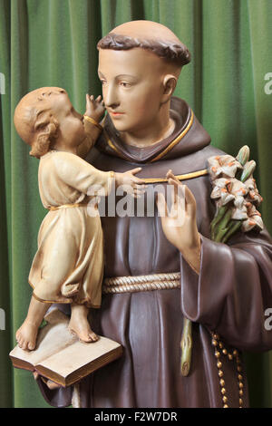 Statue de Saint Antoine tenant l'enfant Jésus à l'église Saint John's à Mechelen, Belgique Banque D'Images