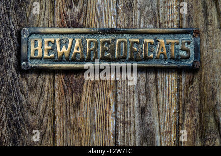 Méfiez-vous des chats signe Sur une lourde porte en bois Banque D'Images