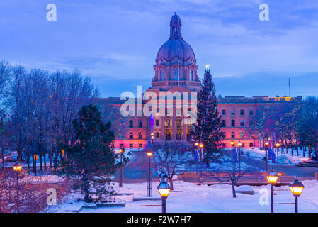 L'Assemblée législative de l'Alberta avec l'arbre de Noël et de l'affichage des feux, Edmonton, Alberta, Canada Banque D'Images