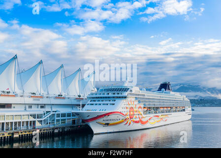 Norwegian Cruise ship, Norwegian Sun, amarré au terminal de Canada Place, Vancouver, British Columbia, Canada Banque D'Images