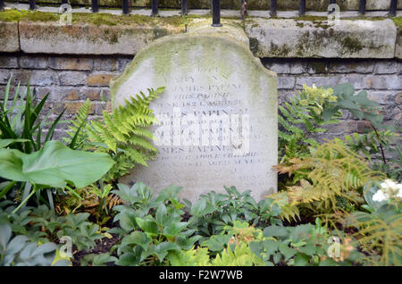 Londres, Royaume-Uni, 24 septembre 2015, l'église d'Olave St historique le lieu de sépulture de Samuel Pepys dans Seething Lane près de Tower Hill sur une journée ensoleillée. Banque D'Images