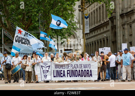 Madres de la Plaza de Mayo sur leur mars hebdomadaire, pour protester de leur 'disparu' des enfants au cours de la sale guerre Banque D'Images