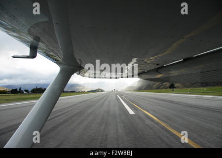 Sous l'aile d'un petit avion, décolle dans l'aéroport de Queenstown, Nouvelle-Zélande. Banque D'Images